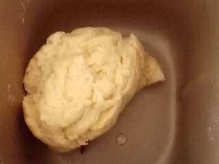 2、双果黑芝麻派,蒙上保鲜膜放冰箱里冷藏4小时，