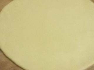 3、双果黑芝麻派,取出后，揉光滑，把面分成两份，一份三分之一，一份三分之二，把三分之二的面团擀成披萨盘子大小的面饼，