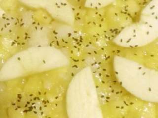 5、双果黑芝麻派,取苹果，梨去皮，切成丁和片，锅里放些黄油融化，把苹果梨丁放进去煸炒出水，放糖，把淀粉加水调成汁，淋进锅里，再滴入柠檬汁，搅拌均匀，馅儿就好了，把馅铺在盘里，上面再放几片苹果，撒上黑芝麻，