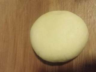 6、双果黑芝麻派,剩下的三分之一面团也擀成圆饼，