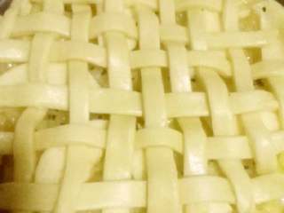 8、双果黑芝麻派,在盘里把面条编织在一起，压平，