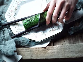 2、清脆可口的 蓑衣黄瓜,切的方式如图 正反面都要切