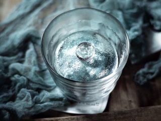 4、清脆可口的 蓑衣黄瓜,取出一个容器 (我用的一夜腌渍泡菜坛)