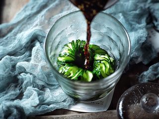 7、清脆可口的 蓑衣黄瓜,直接倒入容器中