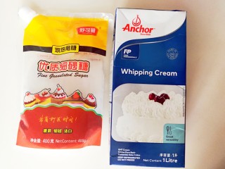 2、提拉米苏曲奇饼干,淡奶油提前从冰箱里拿出来回温