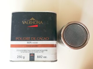 4、提拉米苏曲奇饼干,可可粉倒一点在筛子里面