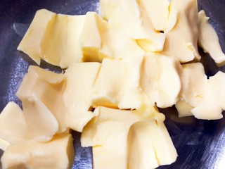 6、提拉米苏曲奇饼干,黄油软化成如图状态,手指可以轻搓下去