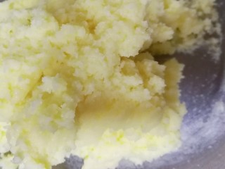 10、提拉米苏曲奇饼干,打蛋器高速打发几分钟,黄油和马斯卡彭充分融合在一起