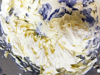 12、提拉米苏曲奇饼干,最后打发的状态如图,黄油混合物发白,像羽毛一样轻盈