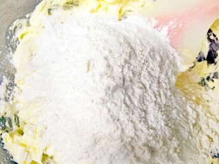 14、提拉米苏曲奇饼干,加入到黄油混合物里