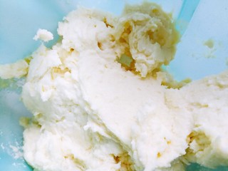 17、提拉米苏曲奇饼干,把黄油面粉混合物装进裱花袋里面,预热烤箱,最好是热风循环,没有就上下火180度预热十分钟左右