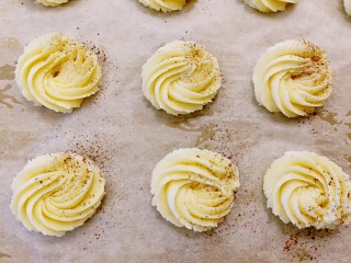 20、提拉米苏曲奇饼干,表面筛上可可粉装饰