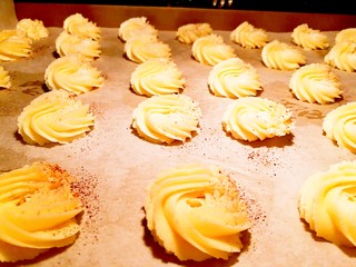 21、提拉米苏曲奇饼干,放进预热好的烤箱里面,我开的热风循环,没有就上下火,中层,175度20分钟左右