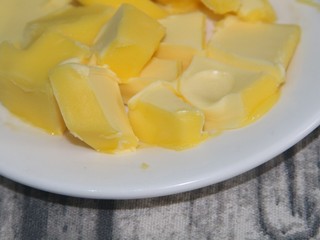 8、黄油原味曲奇,先把黄油软化