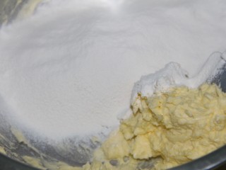 14、黄油原味曲奇,分两次加入到黄油中