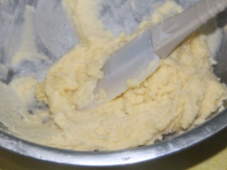 15、黄油原味曲奇,然后继续打发,至均匀状态