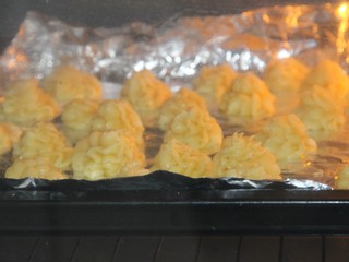 18、黄油原味曲奇,烤箱预热,150度上下火烤35分钟