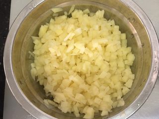 1、土豆煎饼,土豆切薄片、切丝、切丁，放锅里蒸20分钟