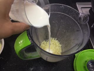 2、土豆煎饼,蒸熟后分出50g土豆丁用完装好备用。其它的放进搅拌机里，加入80g奶