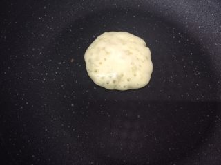 9、土豆煎饼,煎致饼上很多泡泡，都破了，表面看起来像快熟的感觉再来翻饼