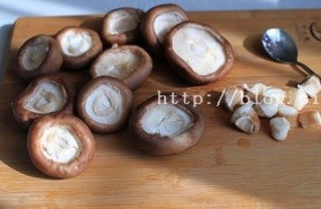 1、培根烤香菇,香菇洗净去蒂；将香菇蒂切成碎粒；