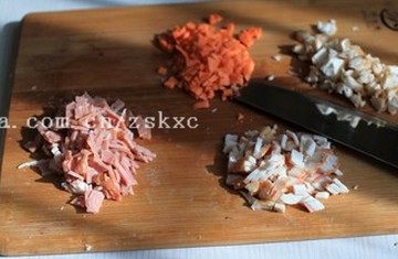 2、培根烤香菇,胡萝卜,培根如果肥瘦分明，分别切碎碎