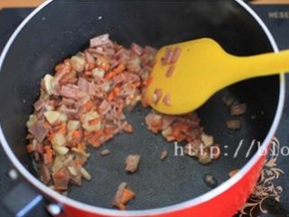 3、培根烤香菇,下黄油将培根肥肉碎先入进去煸出油，呈焦香味倒入胡萝卜、香菇碎和培根，下盐和黑胡椒粉调味，一起煸炒出香味；