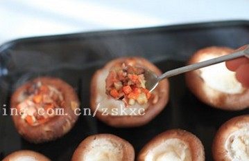 4、培根烤香菇,炒好的原料放入香菇中。