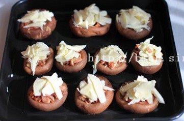 5、培根烤香菇,撒上马苏里拉芝士碎，选择铂富烤箱比萨功能，温度调整为180度，中支架位，时间18分钟