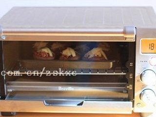 6、培根烤香菇,预热完成后，烤箱会发出提醒声，并且LCD屏开始显示倒计时时间，将材料放进去，烤到奶酪熔化即可