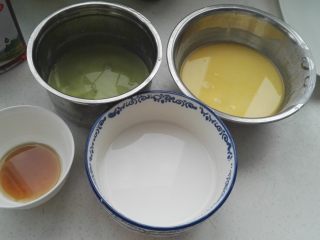 2、自做快手彩色凉皮,水600g分成3份，分别慢慢倒入3个盆中，边倒水边用手抽拌匀，用滤网过筛，静置5分钟。