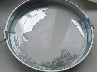 3、自做快手彩色凉皮, 罗罗擦洗干净，用油刷刷一层香油(或其它熟油防粘好揭)、倒入浆液，轻轻晃匀（薄厚你做几张就掌握住了，随意哈)。