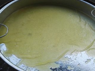 6、自做快手彩色凉皮,同样的方法把黄色的凉皮蒸熟。