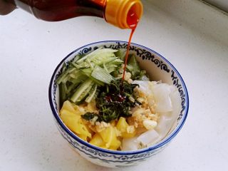 9、自做快手彩色凉皮,把三色凉皮放碗中。