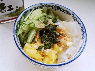 10、自做快手彩色凉皮,放料汁（蒜泥、生抽、醋、香油）、荆芥，放红油。