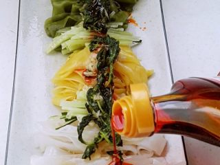 13、自做快手彩色凉皮,放料汁（蒜泥、生抽、醋、香油）、荆芥，放红油。