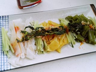 14、自做快手彩色凉皮,成品。拌匀开吃。。。