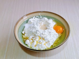 1、黑椒牛肉披萨,首先将面粉放入大口器具中，加入盐，玉米油，鸡蛋，面粉顶部挖个坑，加入酵母粉。