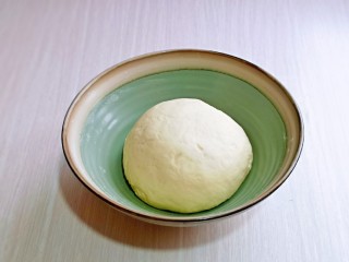 2、黑椒牛肉披萨,分次加入35度温水，揉成面团，盖上保鲜膜进行发酵。