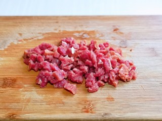 3、黑椒牛肉披萨,利用我时间准备披萨馅料，将牛排切小丁。
