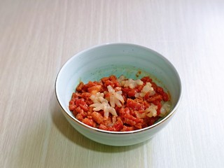 5、黑椒牛肉披萨,切好的牛肉粒放入碗中，加入黑胡椒粉，蚝油，番薯粉抓拌均匀，再把切好的木鱼花加入碗中，搅拌均匀，腌制15分钟，