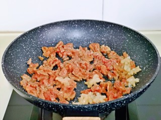 6、黑椒牛肉披萨,起油锅，加入腌制好的牛肉粒煸炒。