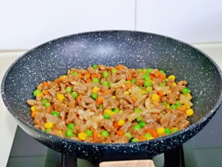 7、黑椒牛肉披萨,再加入时蔬，中火快速翻炒2分钟，关火盛出备用。