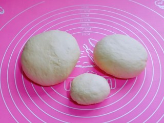 8、黑椒牛肉披萨,这时面团也发酵好了，将面团分成大中小的三个面团。