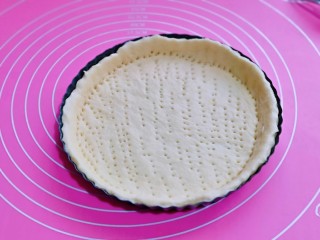 9、黑椒牛肉披萨,中大的面团做了7寸的，将面团擀薄，放入披萨盘中，用食品叉子叉出不规则的洞洞。