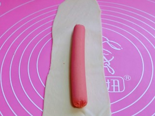 11、黑椒牛肉披萨,小面团分两份，擀大长舌状，尽量薄一点，放上火腿肠。