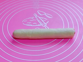 12、黑椒牛肉披萨,卷起来，收口捏紧，两块面团依次做完。