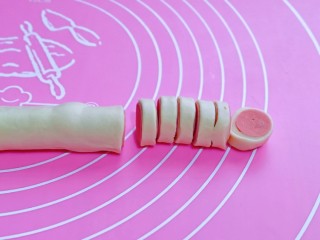 13、黑椒牛肉披萨,卷好的火腿面卷切出片状，不要太薄，也不要太厚，如图。