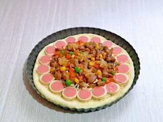 15、黑椒牛肉披萨,把做好的牛肉粒放在上面。