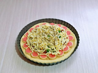 16、黑椒牛肉披萨,再撒上一层芝士碎，最后撒罗勒碎就可以啦！